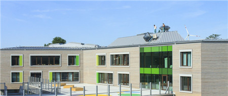 陽光下的學校建筑