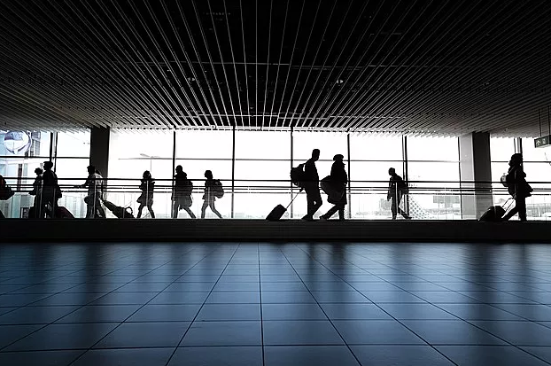 機場行色匆匆的人